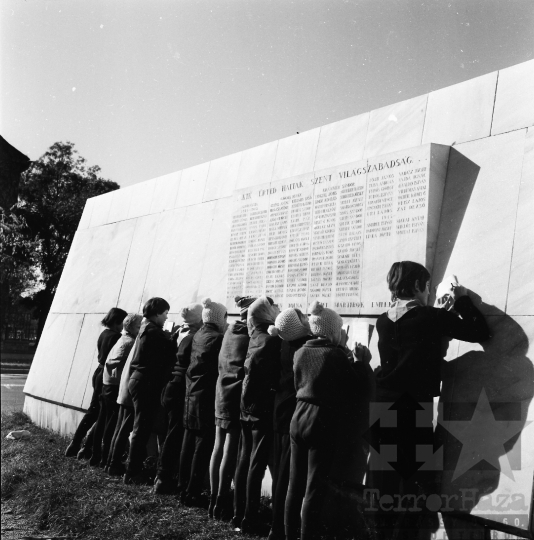 THM-BJ-00002 - Diákok Makrisz Agamemnon 1919-es emlékművénél Szekszárdon az 1970-es években