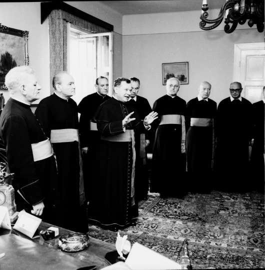 THM-BJ-00047 - Katolikus egyházi méltóságok látogatása Szabópál Antal, a Tolna megyei Tanács VB elnökénél az 1960-as években
