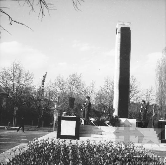 THM-BJ-00282 - Szovjet emlékmű Szekszárdon az 1970-es években