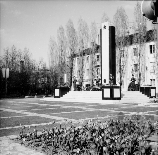 THM-BJ-00283 - Szovjet emlékmű Szekszárdon az 1970-es években