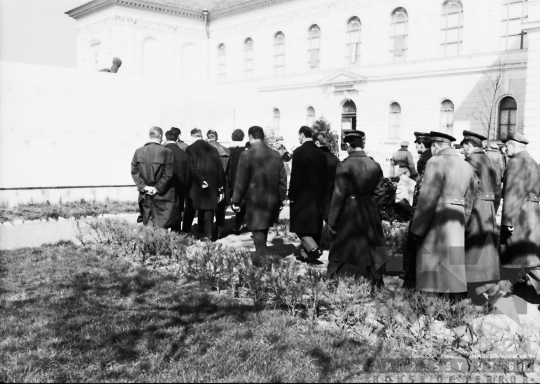 THM-BJ-00583 - Az 1919-es tanácsköztársaság emlékművének koszorúzása Szekszárdon az 1960-as években
