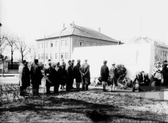 THM-BJ-00584 - Az 1919-es tanácsköztársaság emlékművének koszorúzása Szekszárdon az 1960-as években