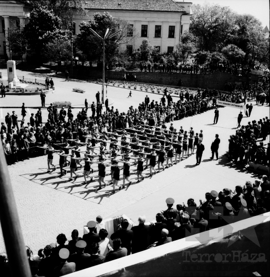 THM-BJ-00742 - Május 1-i felvonulás Szekszárdon a Béla király téren az 1960-as években 