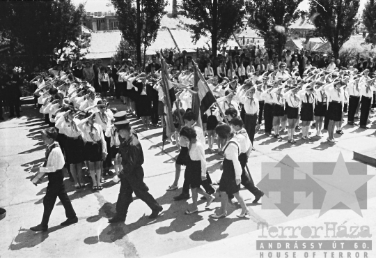 THM-BJ-00747 - Úttörőavatás a szekszárdi Babits Mihály Általános Iskolában az 1960-as években 