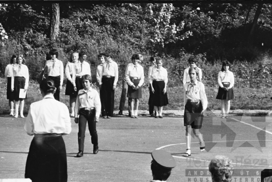 THM-BJ-00777 - Úttörő- és kisdobosavatás a mórágyi általános iskola udvarán az 1980-as években 