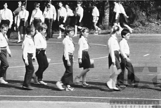 THM-BJ-00781 - Úttörő- és kisdobosavatás a mórágyi általános iskola udvarán az 1980-as években 