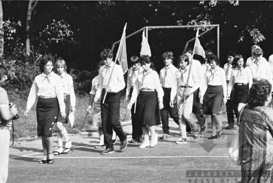 THM-BJ-00782 - Úttörő- és kisdobosavatás a mórágyi általános iskola udvarán az 1980-as években 
