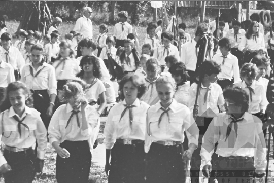 THM-BJ-00784 - Úttörő- és kisdobosavatás a mórágyi általános iskola udvarán az 1980-as években 