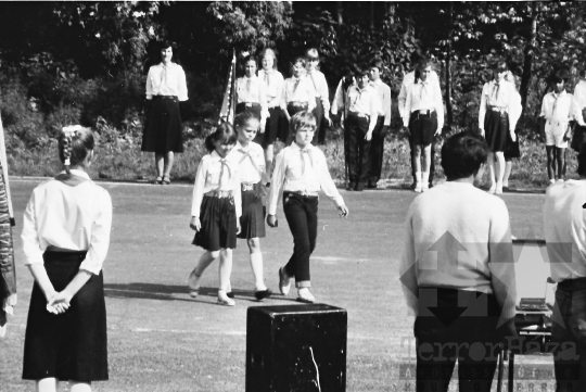 THM-BJ-00785 - Úttörő- és kisdobosavatás a mórágyi általános iskola udvarán az 1980-as években 