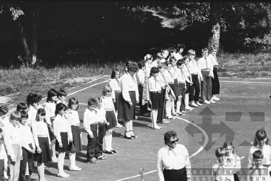 THM-BJ-00786 - Úttörő- és kisdobosavatás a mórágyi általános iskola udvarán az 1980-as években 