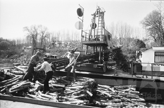 THM-BJ-00894 - Rakodómunkások a bogyiszlói Duna-parton az 1980-as években