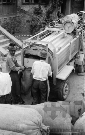 THM-BJ-01195 - Betakarítás a Paksi Állami Gazdaság termőföldjén az 1960-as években