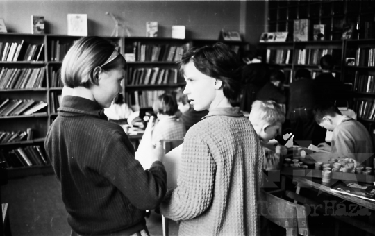 THM-BJ-01560 - Könyvtárlátogatás Szekszárdon az 1960-as években