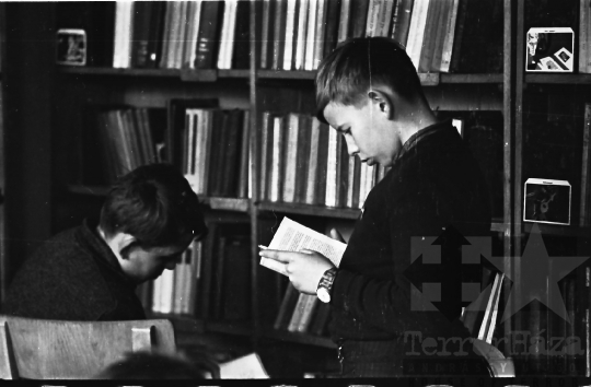 THM-BJ-01561 - Könyvtárlátogatás Szekszárdon az 1960-as években