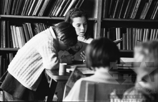 THM-BJ-01568 - Könyvtárlátogatás Szekszárdon az 1960-as években