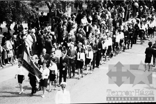 THM-BJ-01600 - Garay János Gimnázium végzőseinek ballagása Szekszárdon az 1960-as években