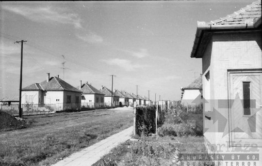 THM-BJ-01633 - Új lakóházak Bátaszéken az 1960-as években