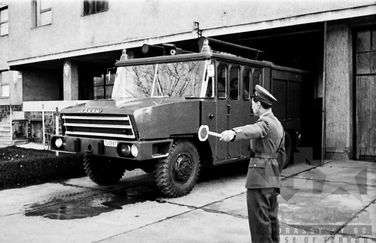 THM-BJ-01635 - Új tűzoltóautó próbája Leperdpusztán az 1960-as években 