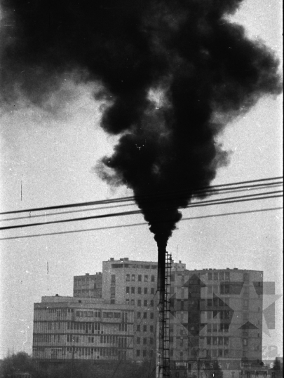 THM-BJ-01991 - Városkép kéménnyel az 1970-es években