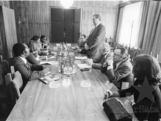 THM-BJ-02006 - Afrikai küldöttség Szabópál Antal, a Tolna megyei Tanács VB elnökénél az 1970-es években 