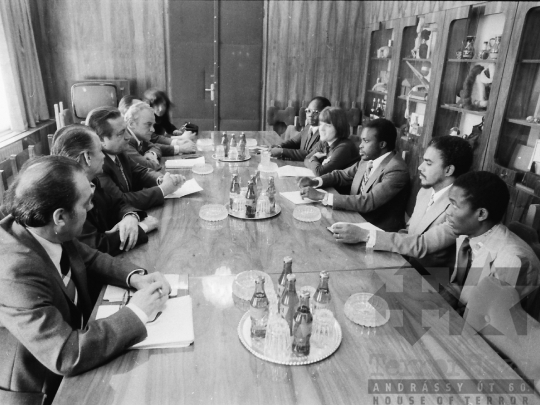 THM-BJ-02008a - Afrikai küldöttség Szabópál Antal, a Tolna megyei Tanács VB elnökénél az 1970-es években