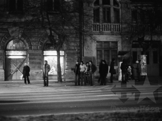 THM-BJ-02091 - Taxira várakozók Szekszárdon az 1970-es években