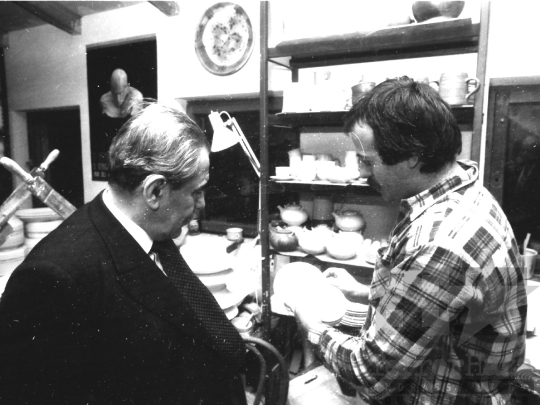 THM-BJ-02192 - Aczél György látogatása Szekszárdon az 1980-as éveken