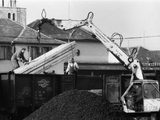 THM-BJ-02247 - Rakodás a szekszárdi pályaudvaron az 1980-as években
