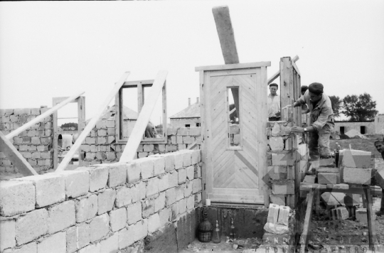 THM-BJ-02455 - Családi ház építése Bátaszéken az 1960-as években 