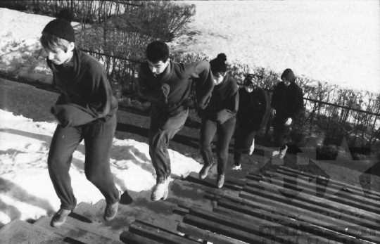 THM-BJ-02673 -  Atléták edzése a szekszárdi Dózsa-pályán az 1960-as években