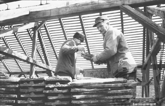 THM-BJ-02857 - Tetőjavítás Szekszárdon az 1960-as években 
