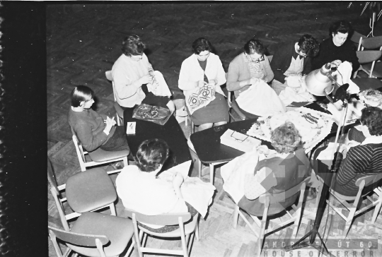 THM-BJ-02887 - Kézimunkázó asszonyok a dombóvári művelődési házban az 1960-as években