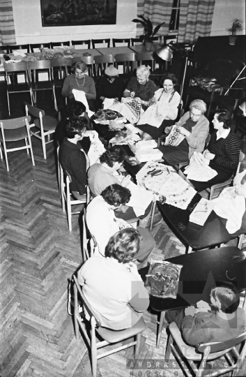 THM-BJ-02888 - Kézimunkázó asszonyok a dombóvári művelődési házban az 1960-as években