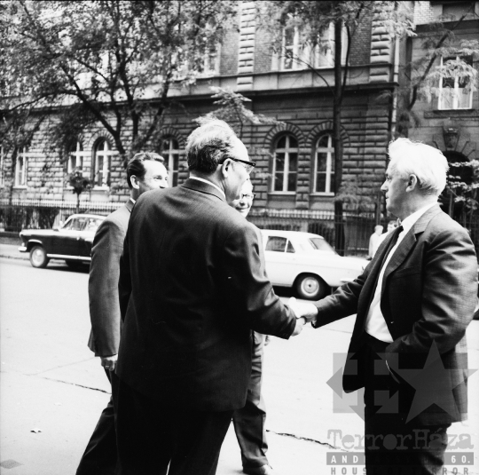 THM-BJ-03017 - Tolna megyei pártvezetők búcsúztatják tambovi pártküldöttség vendégeit Budapesten az 1970-es években 