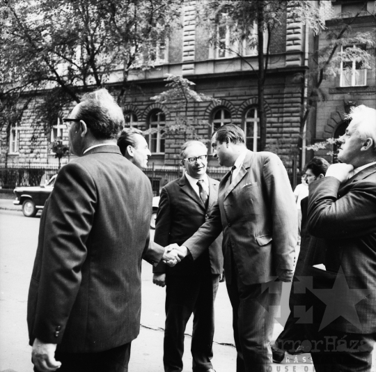 THM-BJ-03018 - Tolna megyei pártvezetők búcsúztatják tambovi pártküldöttség vendégeit Budapesten az 1970-es években 