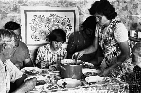 THM-BJ-03027 - Kajdacsi dinnyeszedő család ebédje az 1970-es években
