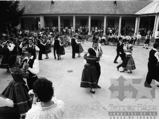 THM-BJ-03146 - Helyi tánccsoport rendezvénye Mórágyon az 1980-as években