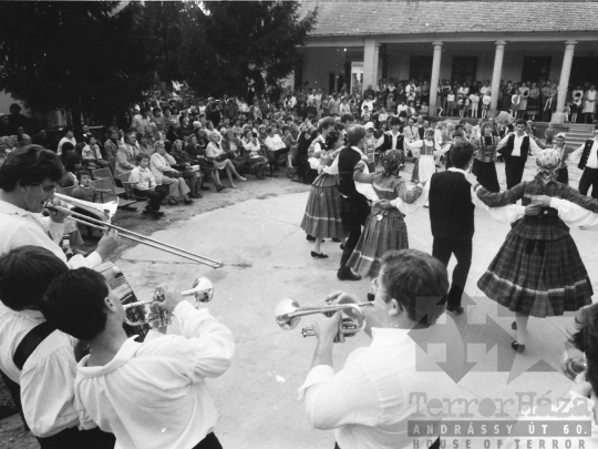THM-BJ-03147 - Helyi tánccsoport rendezvénye Mórágyon az 1980-as években