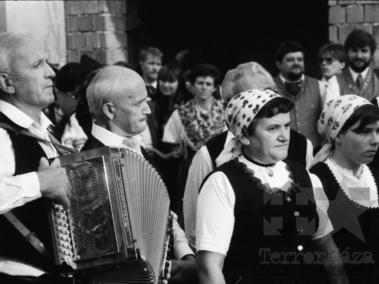 THM-BJ-03152 - Helyi tánccsoport rendezvénye Mórágyon az 1980-as években