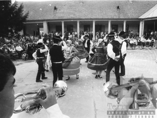 THM-BJ-03161 - Helyi tánccsoport rendezvénye Mórágyon az 1980-as években