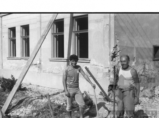 THM-BJ-03263 - Házbontásokat megelőző árverés Szekszárdon az 1980-as években
