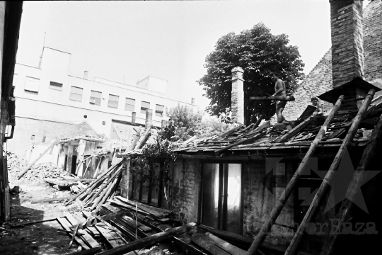 THM-BJ-03292 - Régi házak bontása Szekszárdon az 1980-as években 