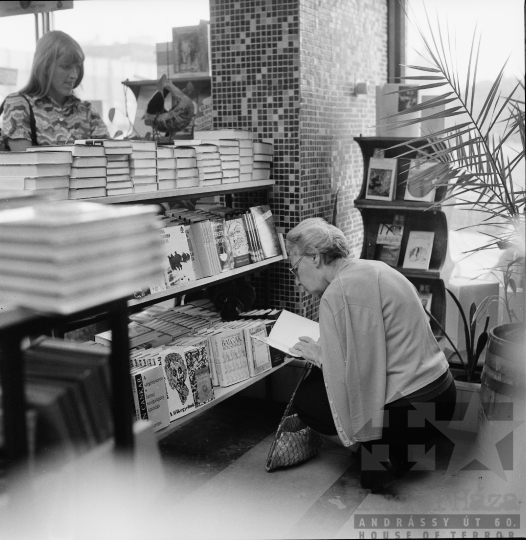 THM-BJ-03443 - Könyvesbolt Szekszárdon az 1970-es években