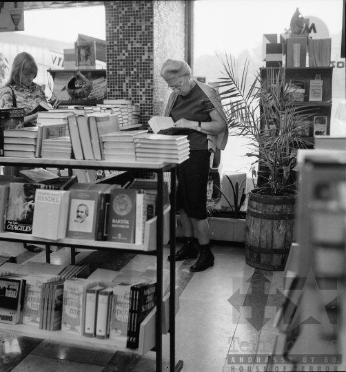 THM-BJ-03444 - Könyvesbolt Szekszárdon az 1970-es években