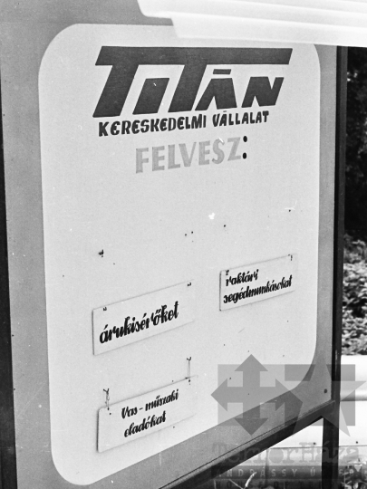 THM-BJ-03787 - Hirdetőtábla Szekszárdon az 1970-es években 