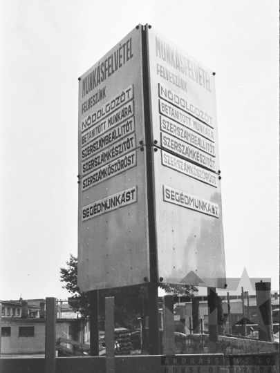 THM-BJ-03789 - Hirdetőtábla Szekszárdon az 1970-es években 