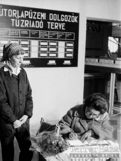 THM-BJ-03833 - Miniszteri látogatás a dunaföldvári bútorlapgyártó üzemben az 1970-es években 
