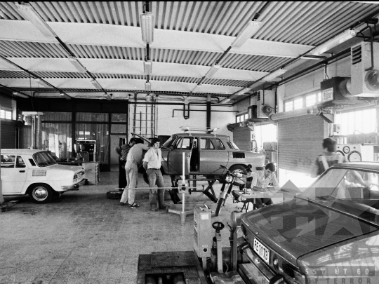 THM-BJ-04189 - Szekszárdi autószerelő műhely az 1980-as években