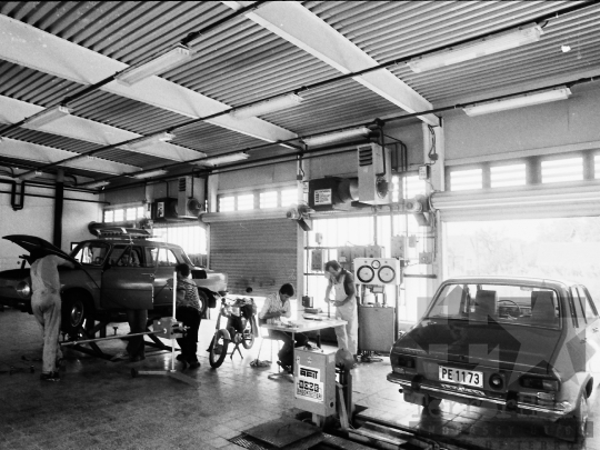 THM-BJ-04190 - Szekszárdi autószerelő műhely az 1980-as években