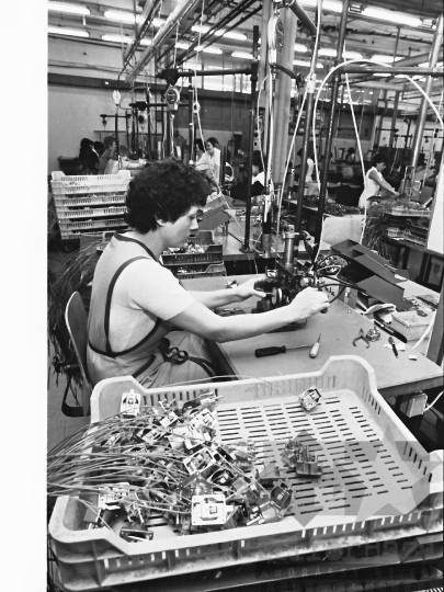 THM-BJ-04413 - Mechanikai Mérőműszerek Gyárának szekszárdi üzeme az 1980-as években 